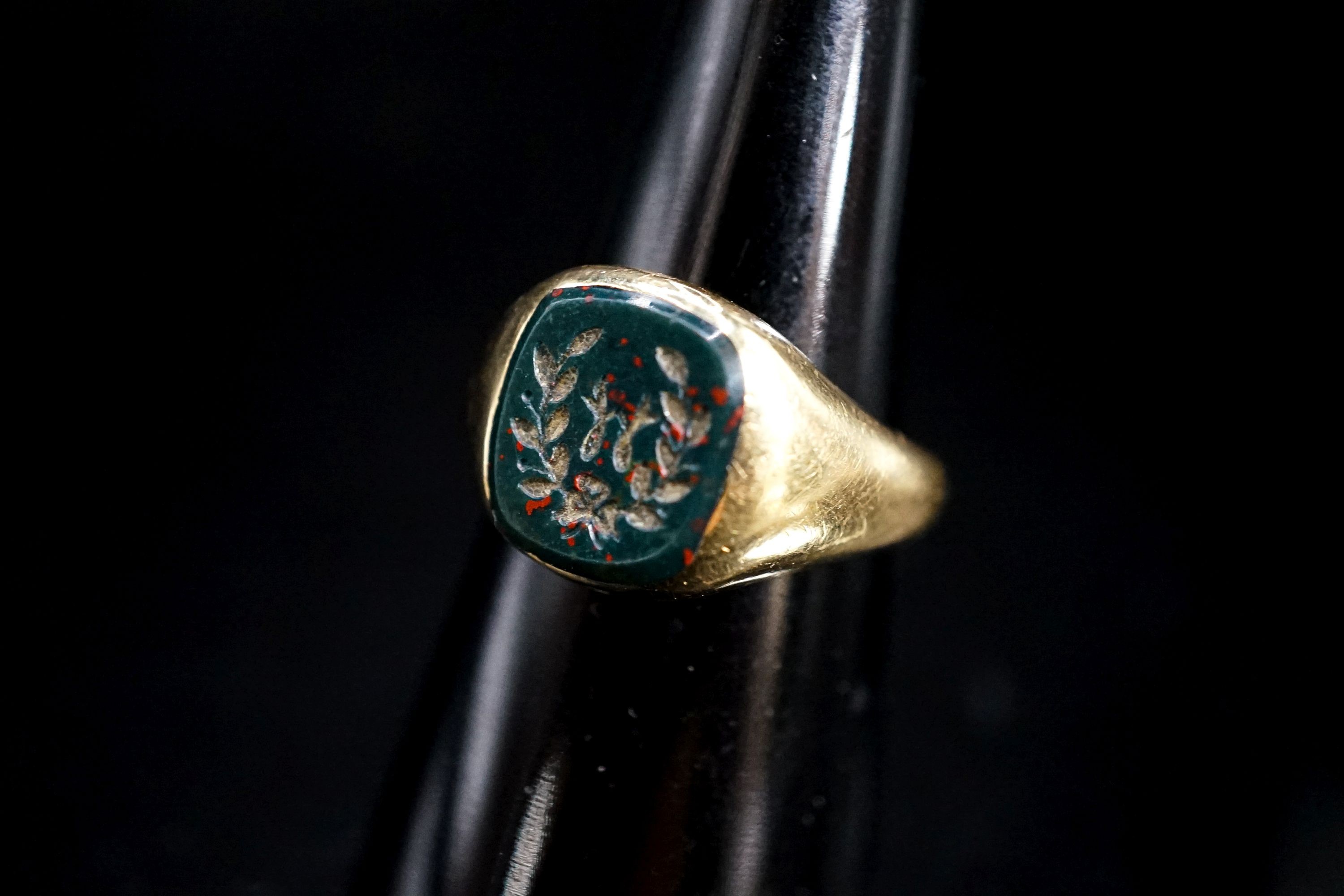 A mid 20th century 18ct gold and carved bloodstone set signet ring, size N, gross 8.3 grams.